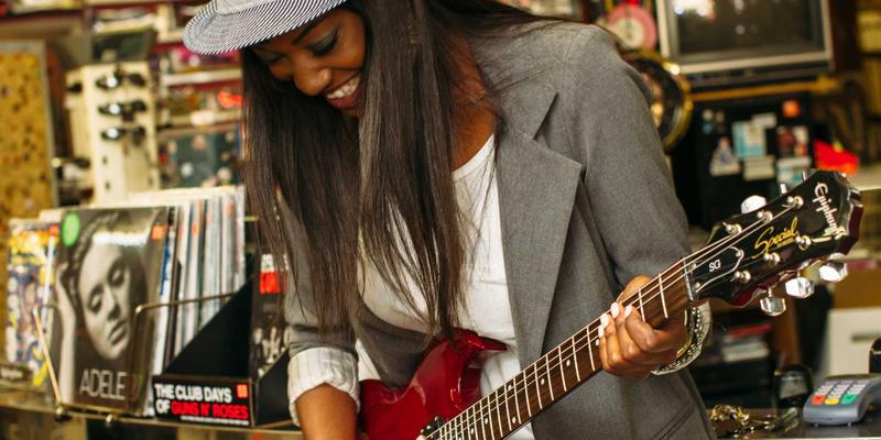 简约时尚与健康生活的完美融合：增嘎女孩如何从草原守护者变身可持续社区建设者